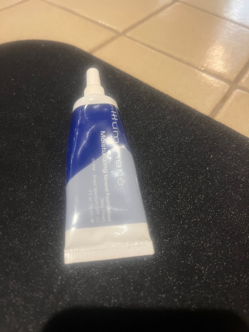 Moisturizing Mineral Foundation Tube - illuminare in porcelain